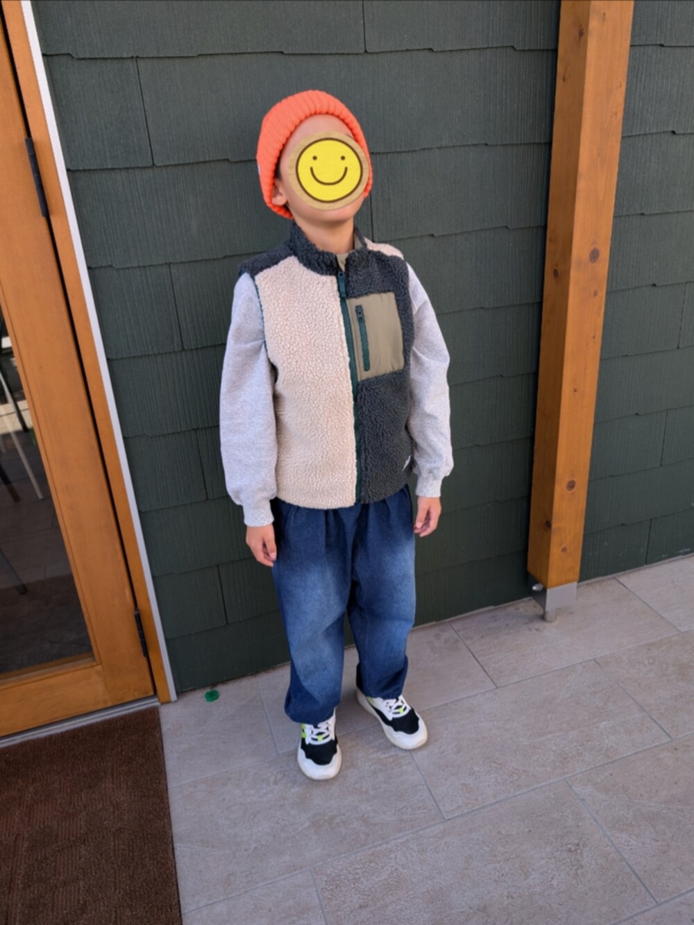 その他のベスト、ブルー系のデニムパンツ、その他のスニーカーを着用したキッズの秋コーディネートの3枚目の写真