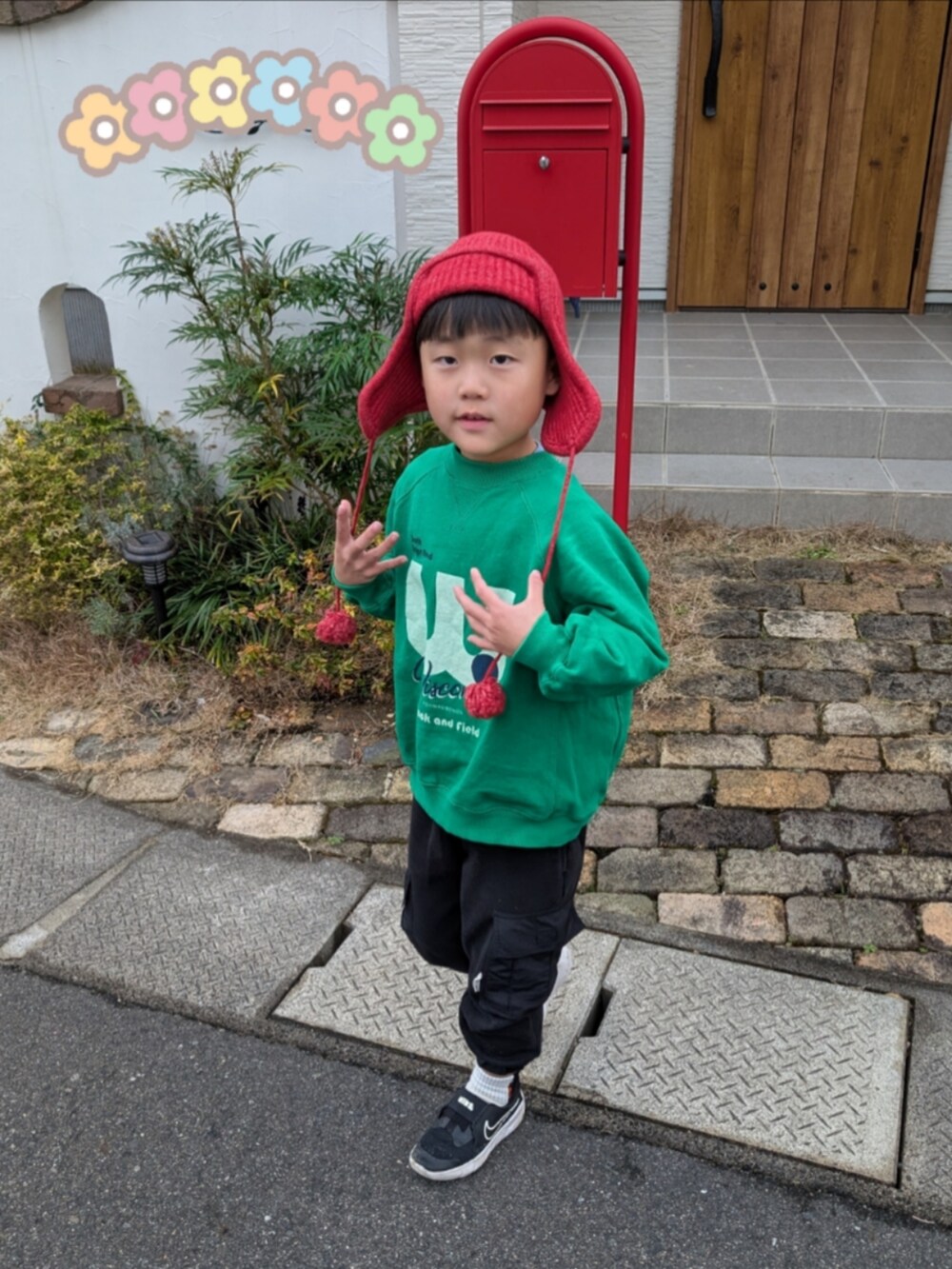 グリーン系のスウェット、ブラック系のパンツ、ブラック系のスニーカーを着用したキッズの冬コーディネートの2枚目の写真