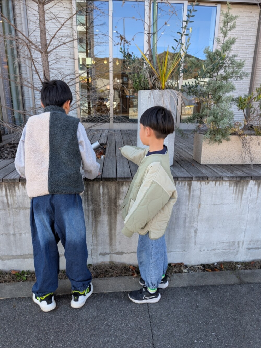 その他のベスト、ブルー系のデニムパンツ、その他のスニーカーを着用したキッズの秋コーディネートの5枚目の写真