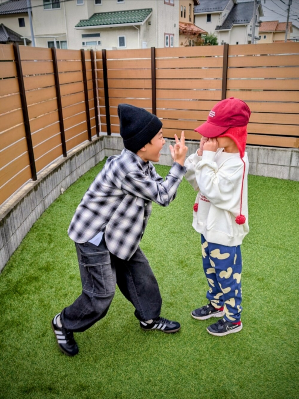 ブラック系のシャツ/ブラウス、ブラック系のパンツ、ブラック系のスニーカーを着用したキッズの冬コーディネートの4枚目の写真