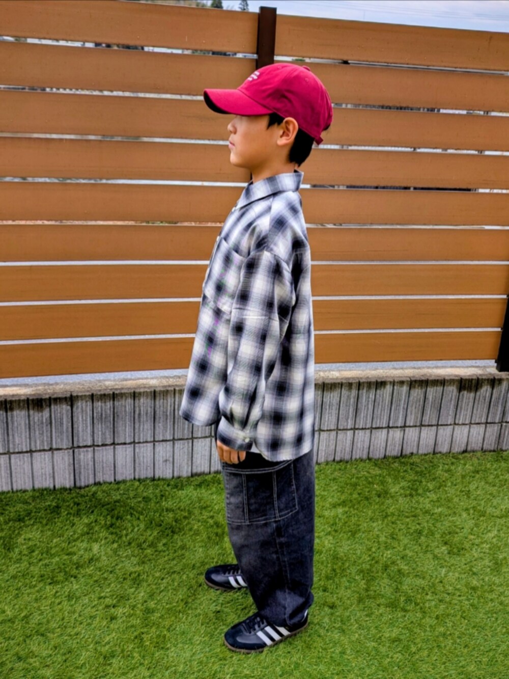 ブラック系のシャツ/ブラウス、ブラック系のパンツ、ブラック系のスニーカーを着用したキッズの冬コーディネートの2枚目の写真