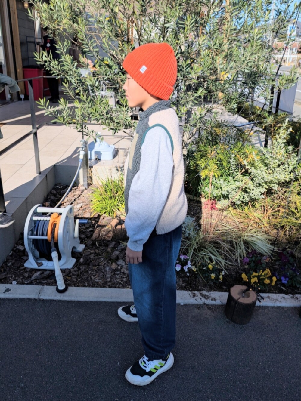 その他のベスト、ブルー系のデニムパンツ、その他のスニーカーを着用したキッズの秋コーディネートの2枚目の写真