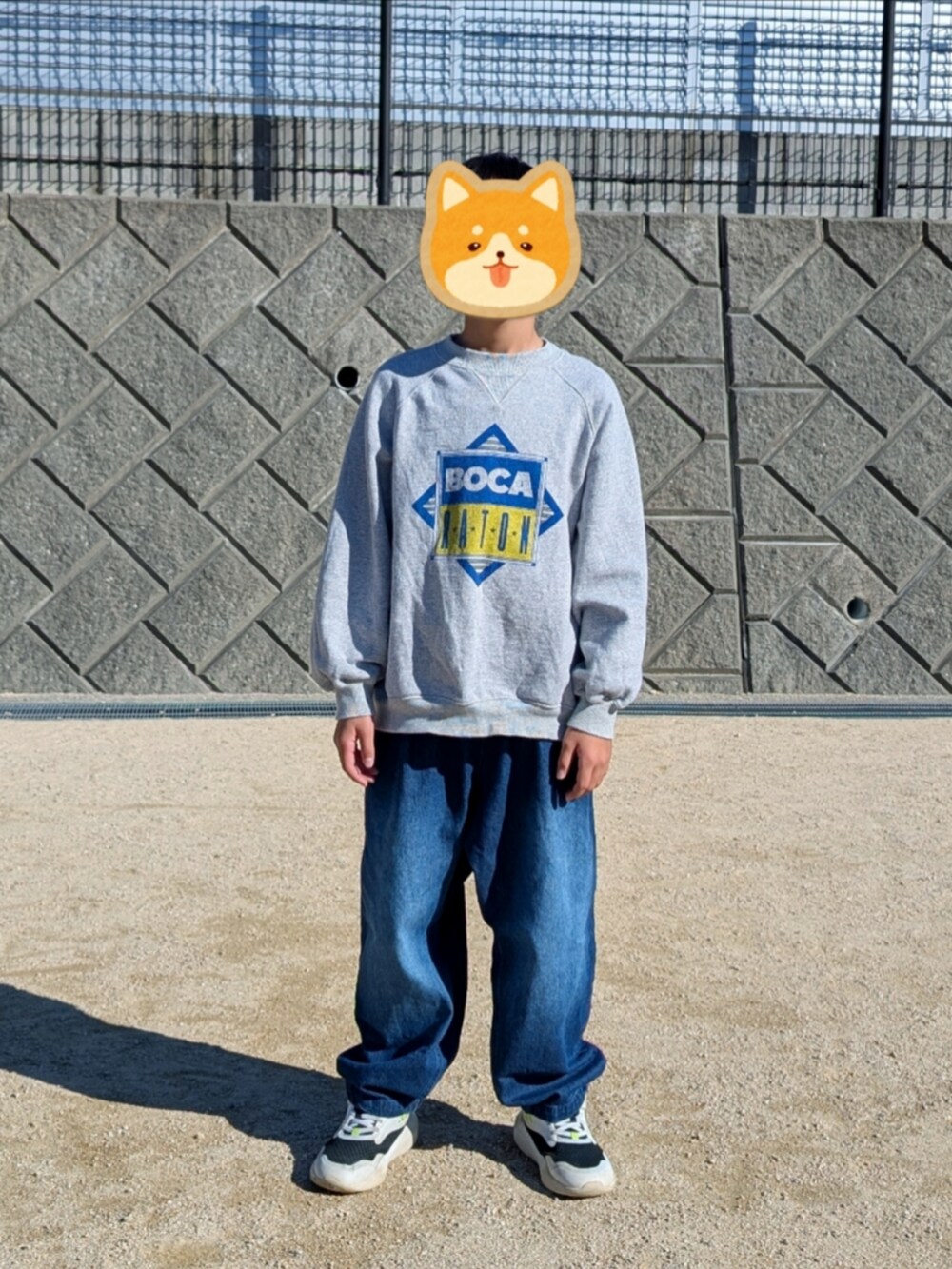 その他のベスト、ブルー系のデニムパンツ、その他のスニーカーを着用したキッズの秋コーディネートの4枚目の写真