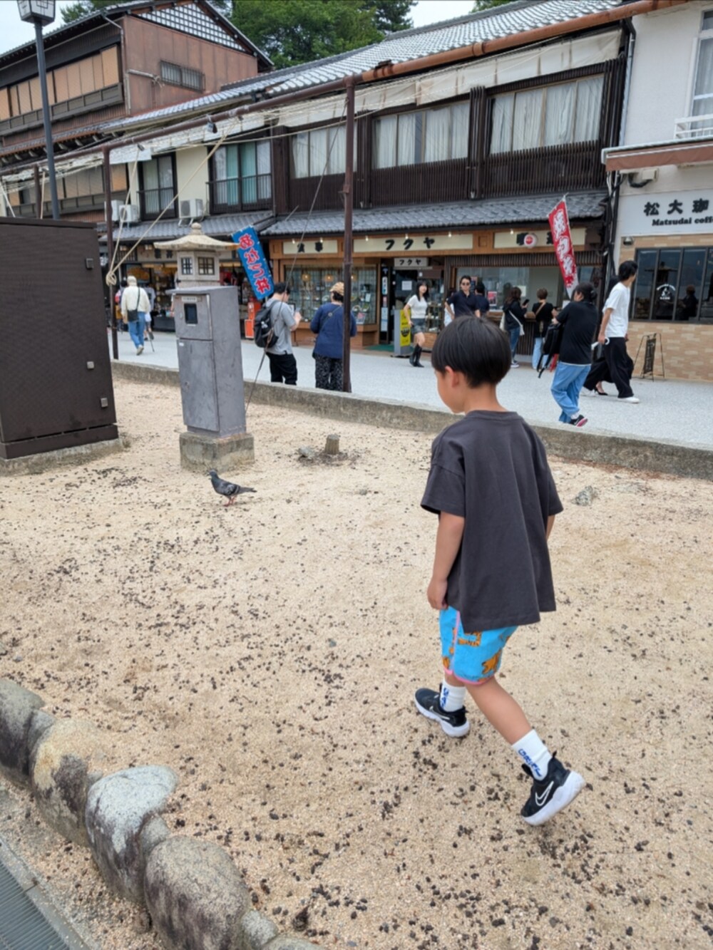 ブラック系のTシャツ/カットソー、ブルー系のその他パンツを着用したキッズの秋コーディネートの2枚目の写真