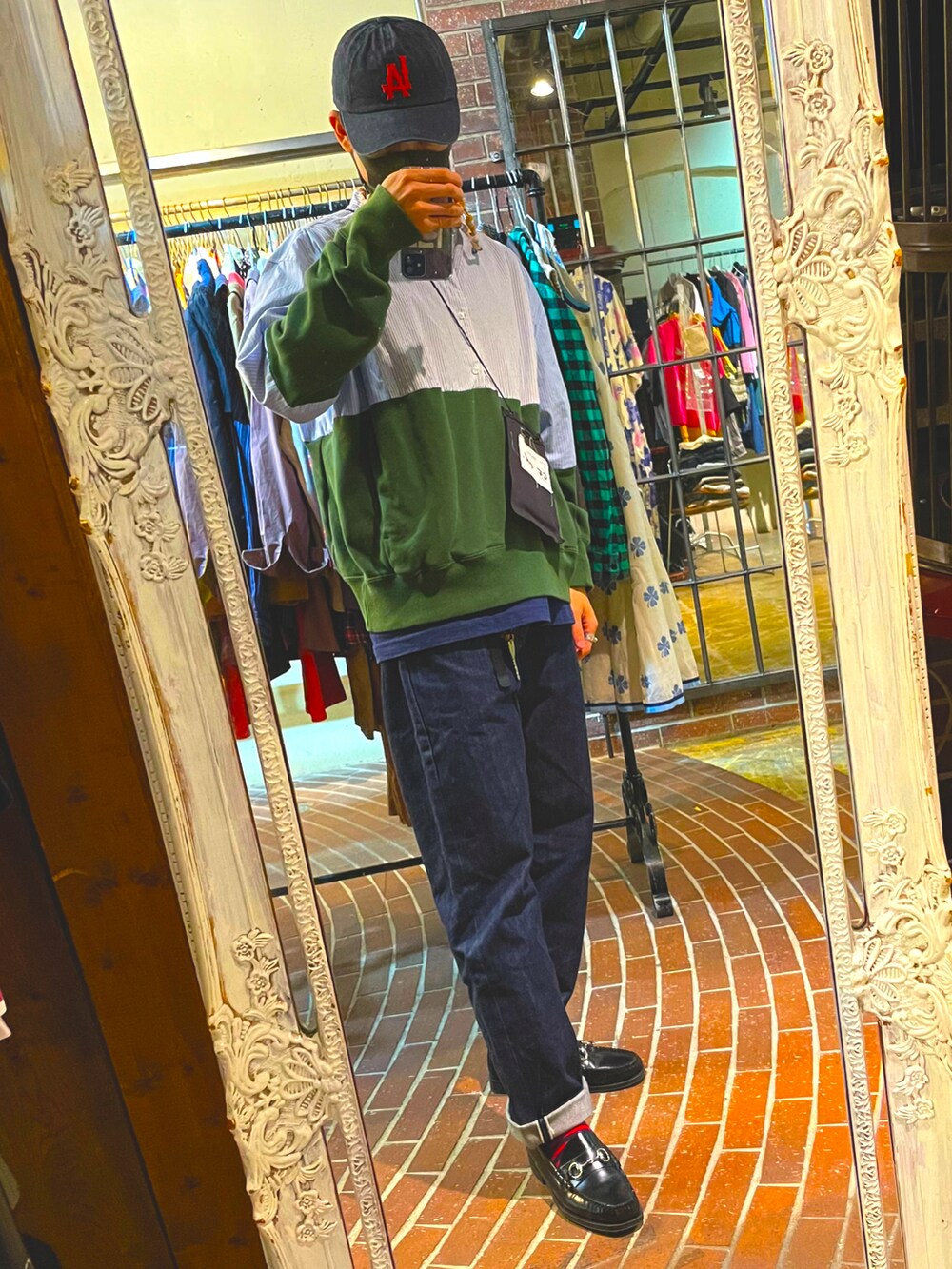 ブルー系のデニムパンツ、ブラック系のローファー、ブラック系のボディバッグ/ウエストポーチを着用したメンズの夏コーディネートの2枚目の写真