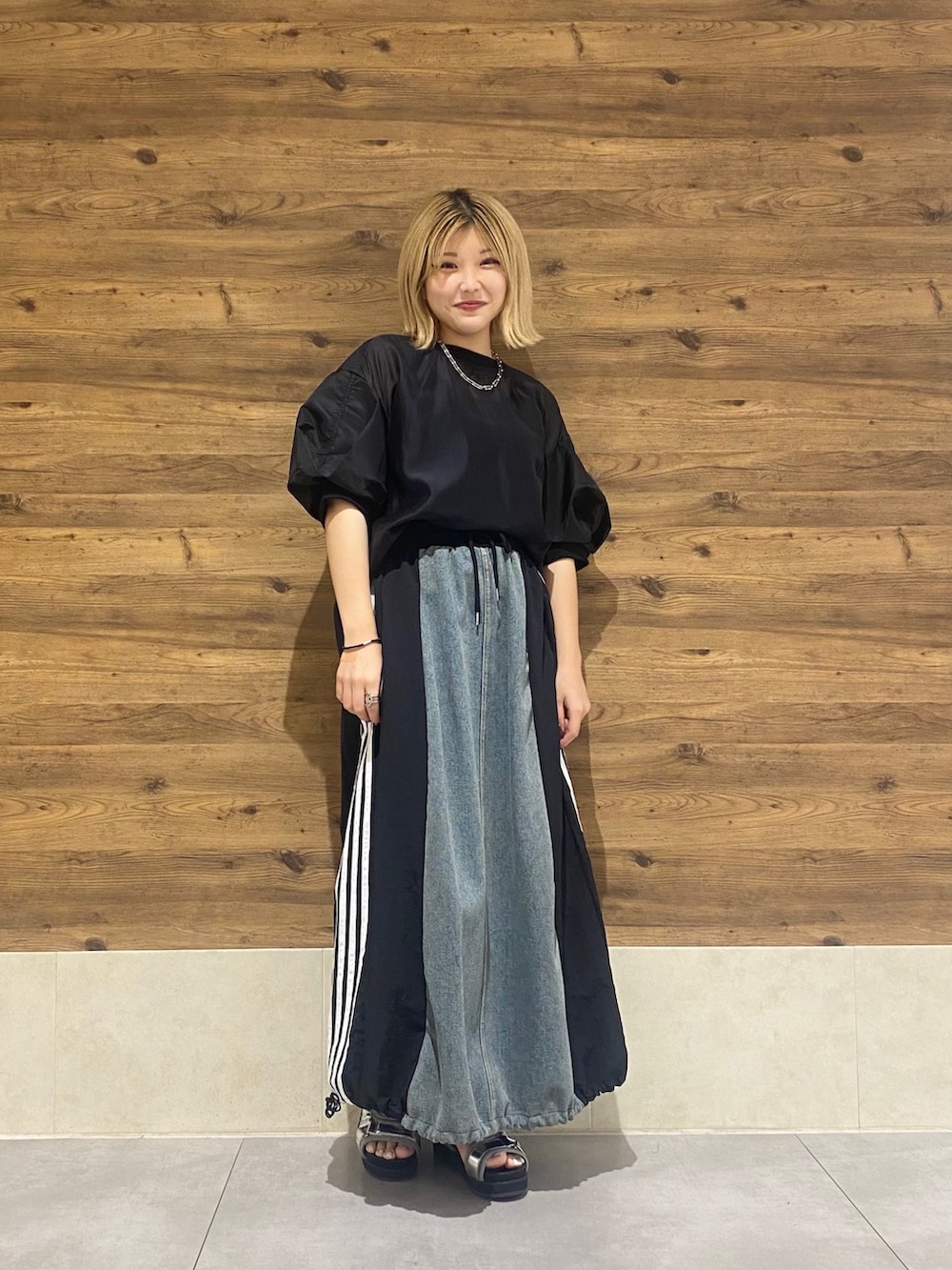 ブラック系のシャツ/ブラウス、ブラック系のデニムスカートを着用したレディースの秋コーディネートの2枚目の写真