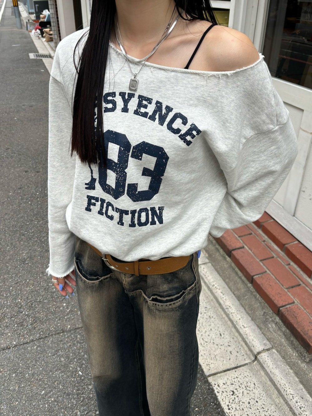 「秋コーデ、whoswhogallery、海外系ファッション、ハンチング、デニム、デニムコーデ、スウェット、オフショル」｜「WHO'S WHO galleryのエリオットナンバリングトップス（スウェット、グレー系）」を使った、モエさん（レディース・167cm）の秋コーディネートの3枚目の写真