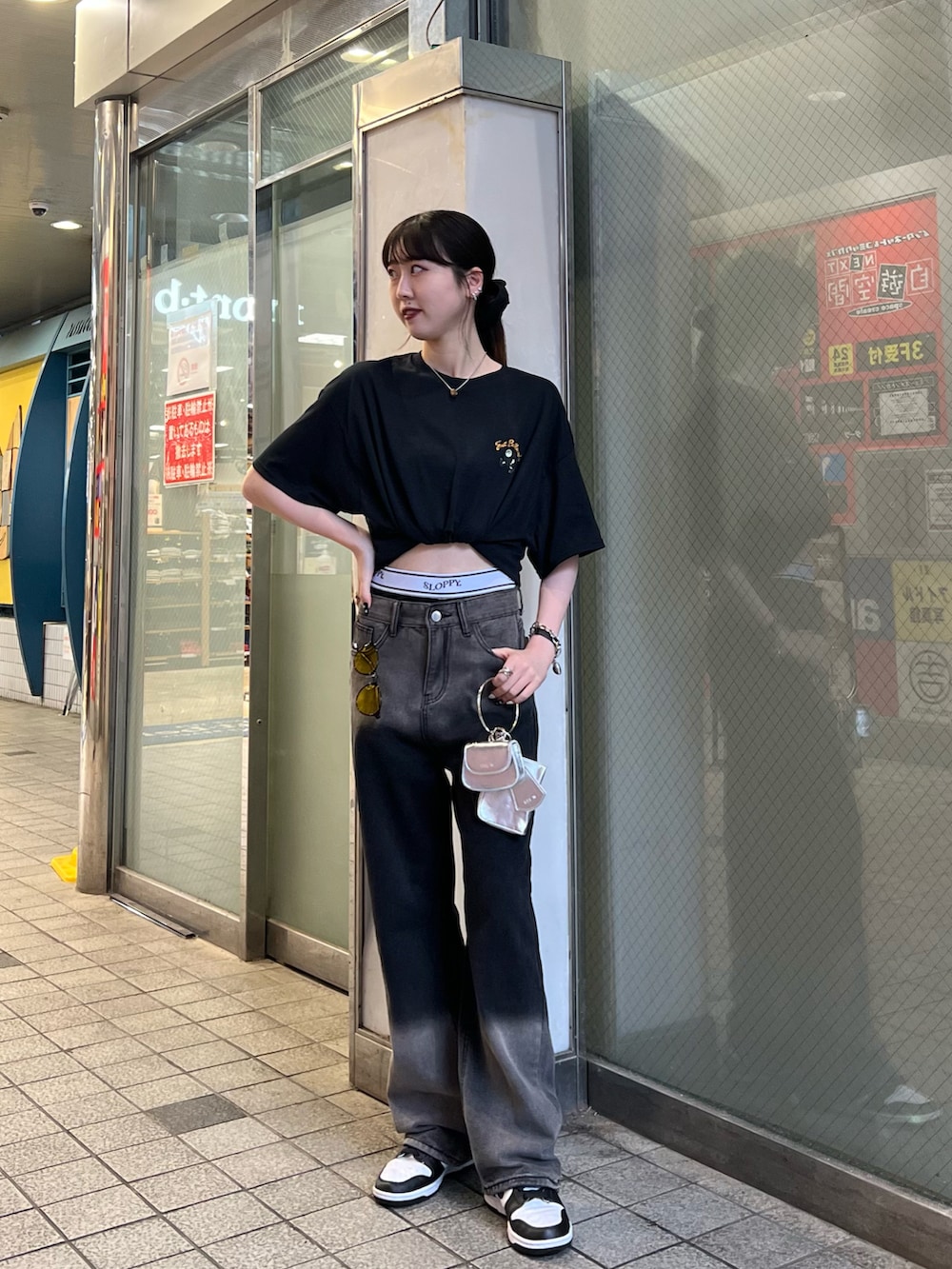 ブラウン系のTシャツ/カットソーを着用したレディースの夏コーディネートの2枚目の写真