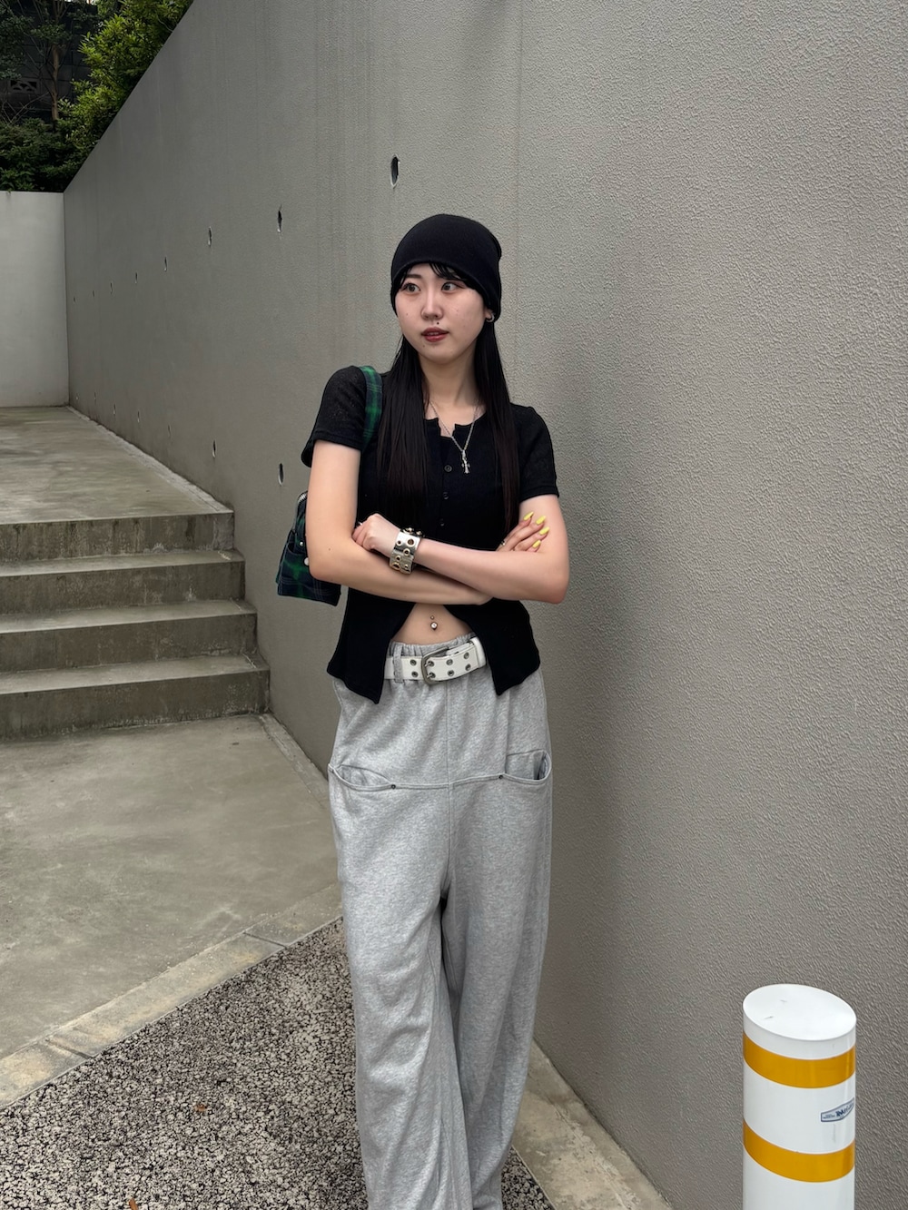 「スウェットパンツ、スウェットコーデ、カーディガン、ラフコーデ、大人カジュアル、ミュール」｜「WHO'S WHO galleryの【予約】シアーナロー半袖カーディガン（カーディガン/ボレロ、ブラック系）」を使った、モエさん（骨格ナチュラル・レディース・167cm）の夏コーディネートの2枚目の写真