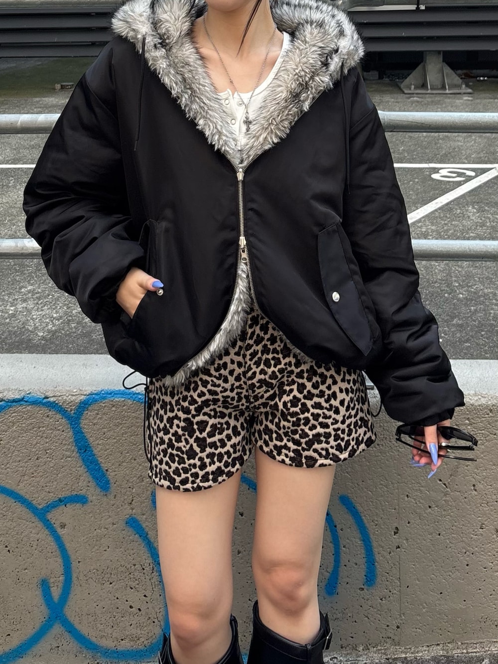 「アウター、リバーシブルジャケット、２ＷＡＹ、秋コーデ、秋冬コーデ、ショートパンツ」｜「WHO'S WHO galleryの【AW先行予約】2WAYリバーシブルファーブルゾン（ブルゾン、ブラック系）」を使った、モエさん（骨格ナチュラル・レディース・167cm）の夏コーディネートの3枚目の写真