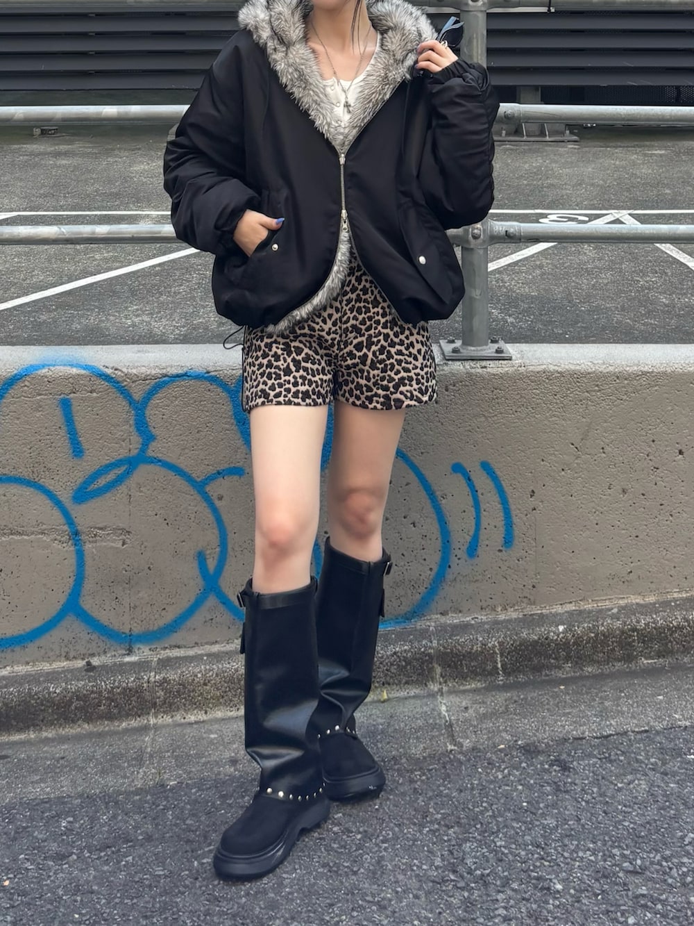 「アウター、リバーシブルジャケット、２ＷＡＹ、秋コーデ、秋冬コーデ、ショートパンツ」｜「WHO'S WHO galleryの【AW先行予約】2WAYリバーシブルファーブルゾン（ブルゾン、ブラック系）」を使った、モエさん（骨格ナチュラル・レディース・167cm）の夏コーディネートの2枚目の写真