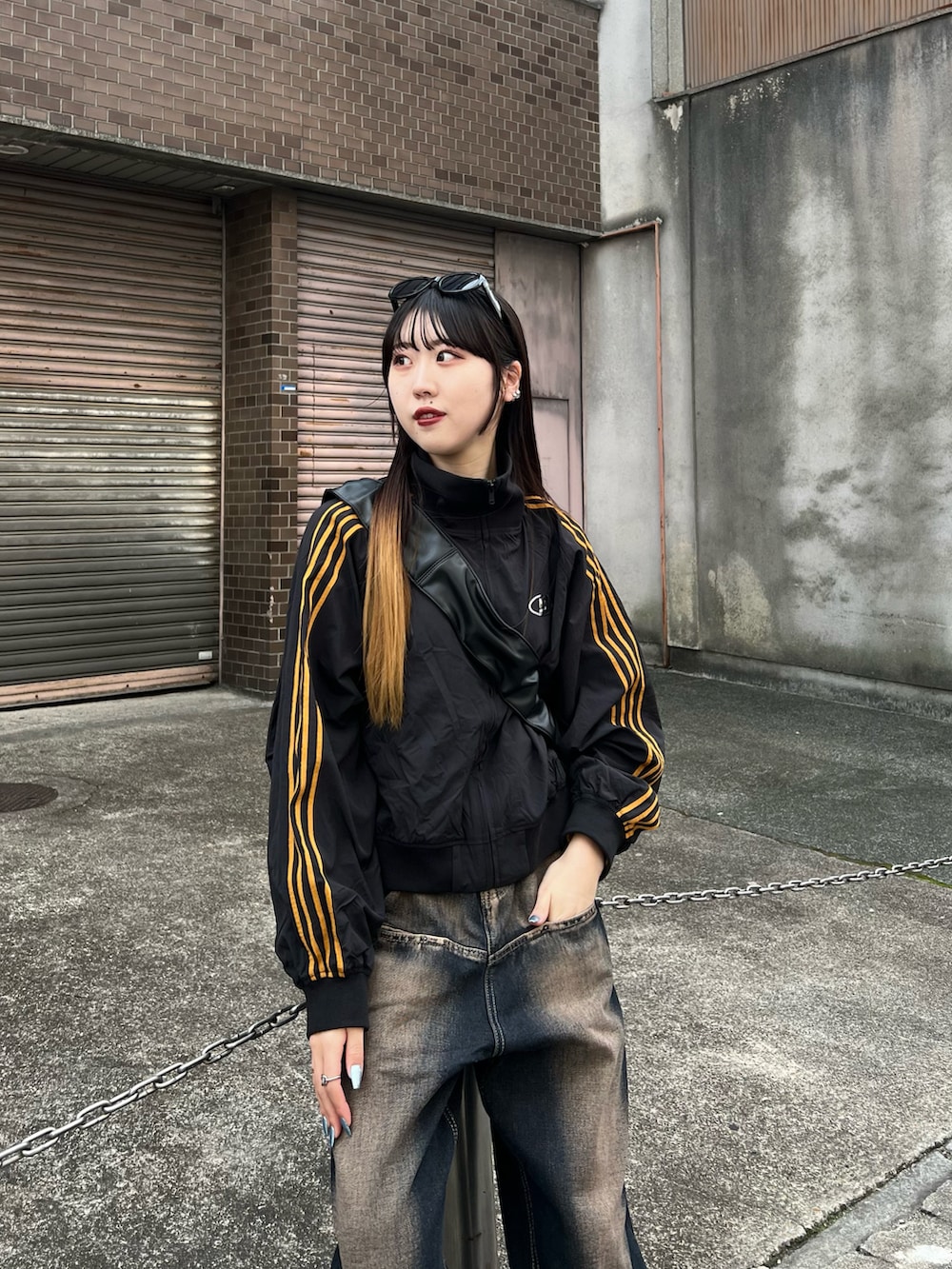 「WHO’S WHO gallery、whoswhogallery、フーズフーギャラリー(WHO'S WHO gallery)、トラックジャケット、ナイロンジャケット、デニムパンツ、加工デニム、韓国ファッション、韓国コーデ、ストリート」｜「WHO'S WHO galleryの＊新色追加【SLOPPY/スロッピー】Sロゴナイロントラックジャケット（ナイロンジャケット、ブラック系）」を使った、モエさん（骨格ナチュラル・レディース・167cm）の冬コーディネートの3枚目の写真