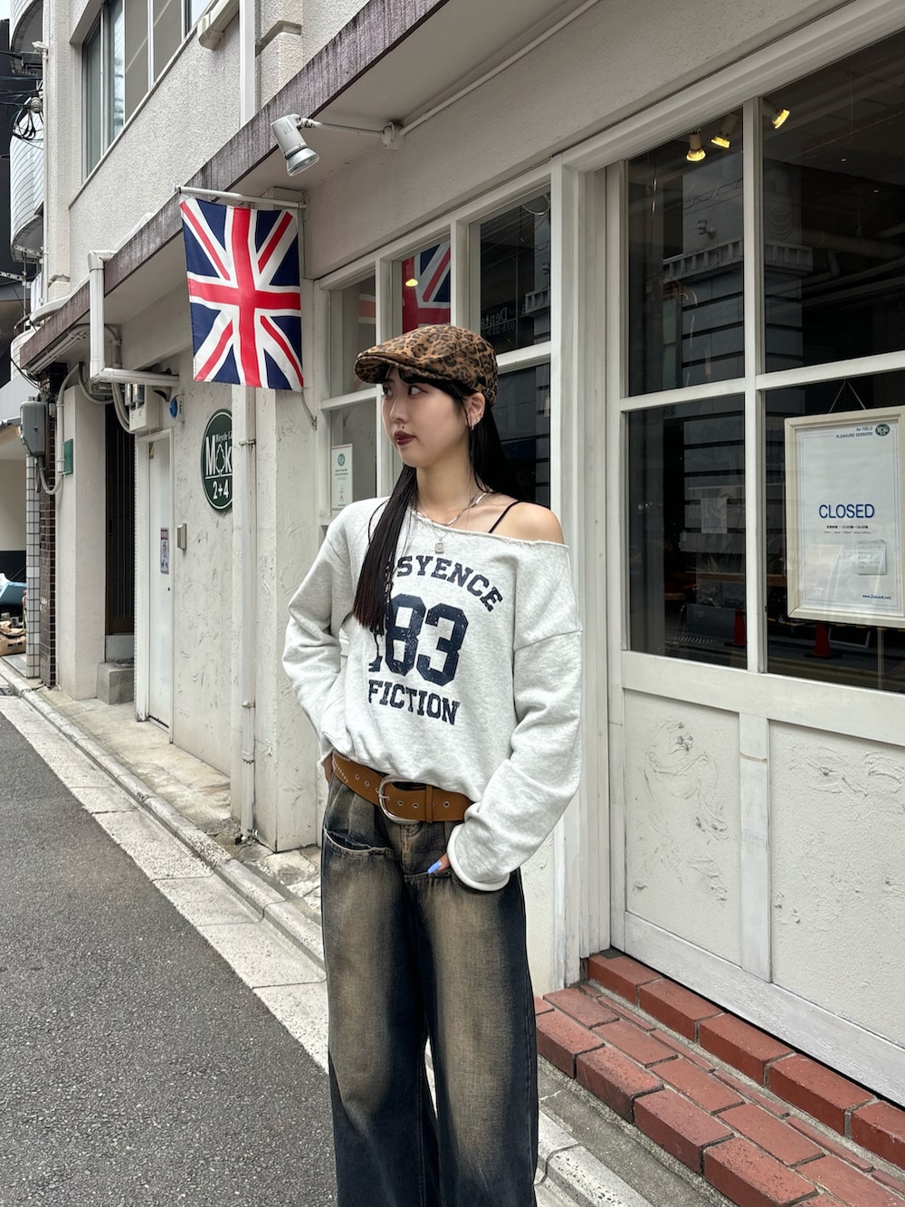 「秋コーデ、whoswhogallery、海外系ファッション、ハンチング、デニム、デニムコーデ、スウェット、オフショル」｜「WHO'S WHO galleryのエリオットナンバリングトップス（スウェット、グレー系）」を使った、モエさん（レディース・167cm）の秋コーディネートの2枚目の写真