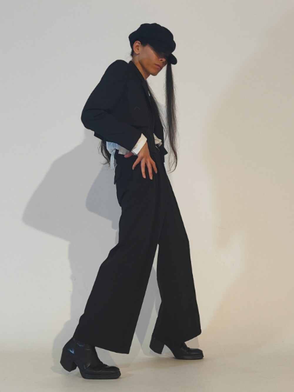 「WHO’S WHO gallery、NOID、meemselect、whoop'-de-doo'、monotone、fashion、coordinate、simple、styleinspo、ootd、outfit、whatiwore、お洒落さんとつながりたい」|「Six Mの【SixM/シックスエム】レイヤードジャケット(テーラードジャケット、ブラック系)」を使った、Arasashi Kimihiroさん(メンズ・170cm)の秋コーディネートの2枚目の写真