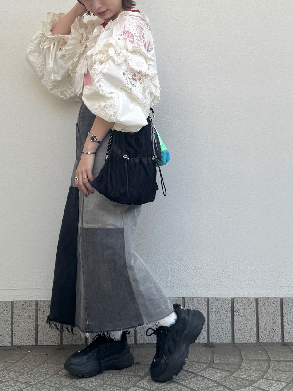 ホワイト系のシャツ/ブラウス、ピンク系のTシャツ/カットソー、グレー系のスカートを着用したレディースの春コーディネートの2枚目の写真