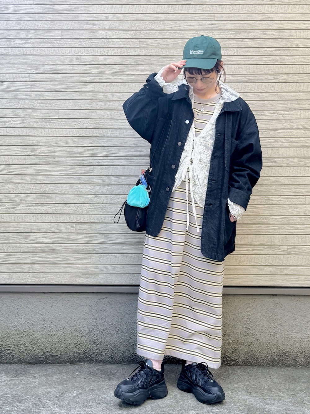 ブラック系のカバーオール、ホワイト系のTシャツ/カットソー、グレー系のワンピースを着用したレディースの春コーディネートの2枚目の写真