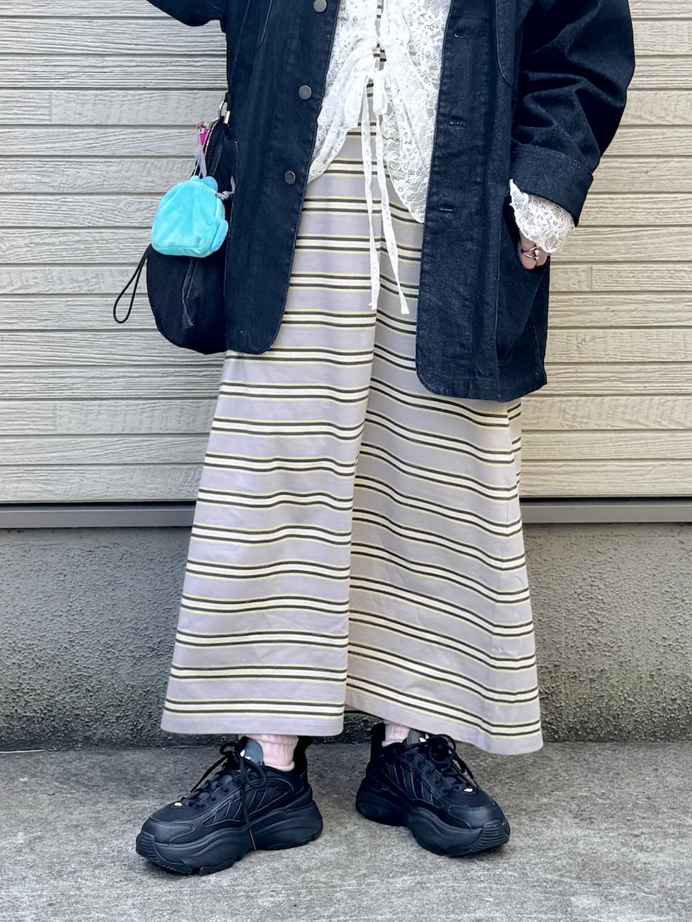 ブラック系のカバーオール、ホワイト系のTシャツ/カットソー、グレー系のワンピースを着用したレディースの春コーディネートの4枚目の写真