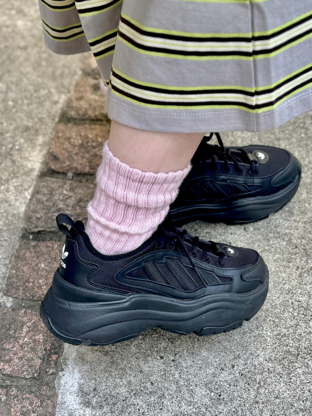 ブラック系のカバーオール、ホワイト系のTシャツ/カットソー、グレー系のワンピースを着用したレディースの春コーディネートの5枚目の写真