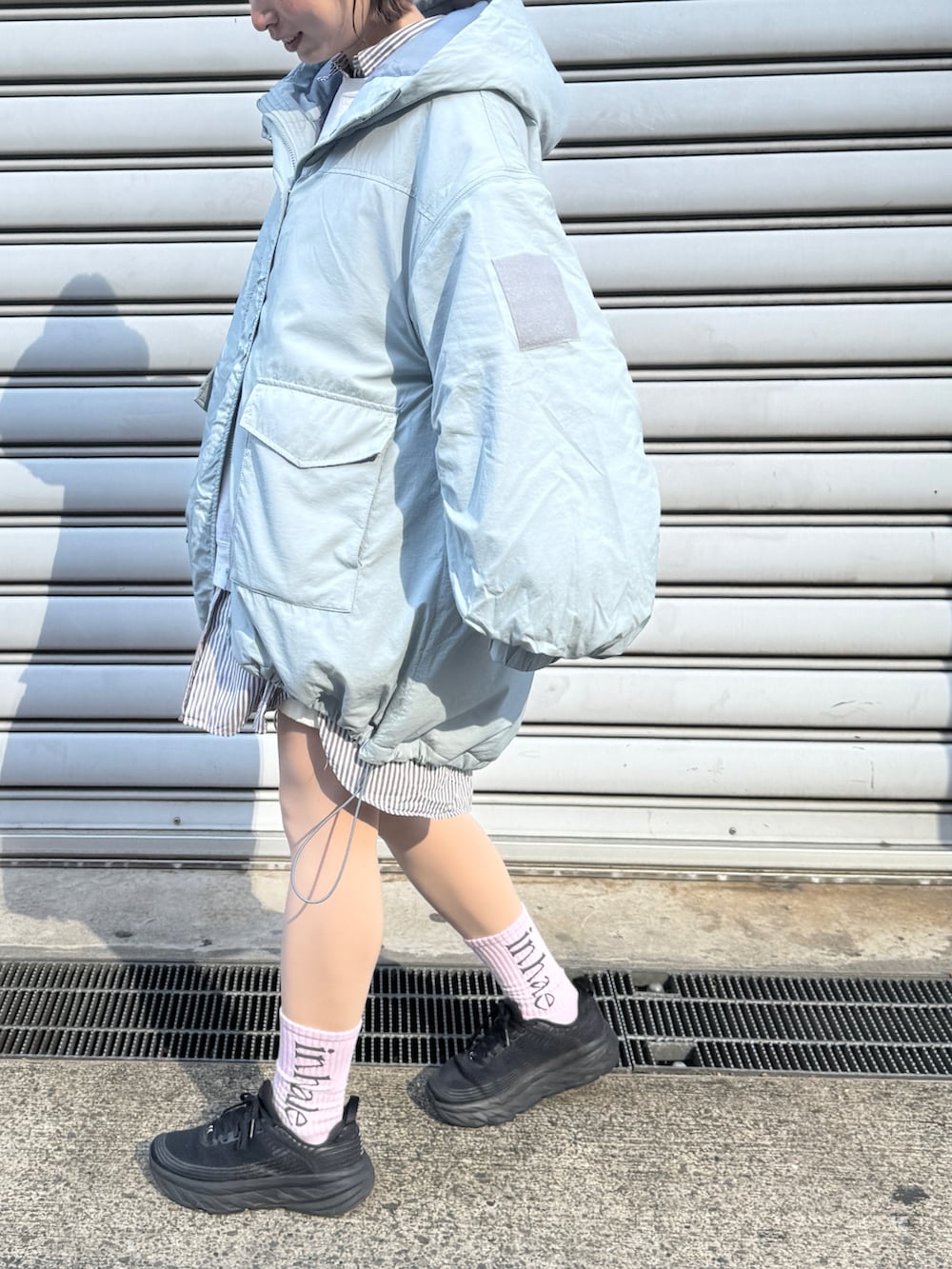 その他のシャツ/ブラウス、ブラック系のスニーカー、ブルー系のブルゾンを着用したレディースの冬コーディネートの2枚目の写真