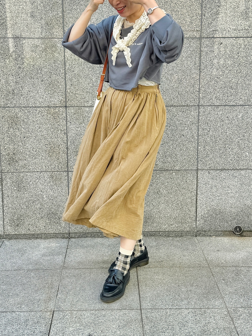 ブルー系のスウェット、ベージュ系のスカート、ブラック系のローファーを着用したレディースの秋コーディネートの2枚目の写真