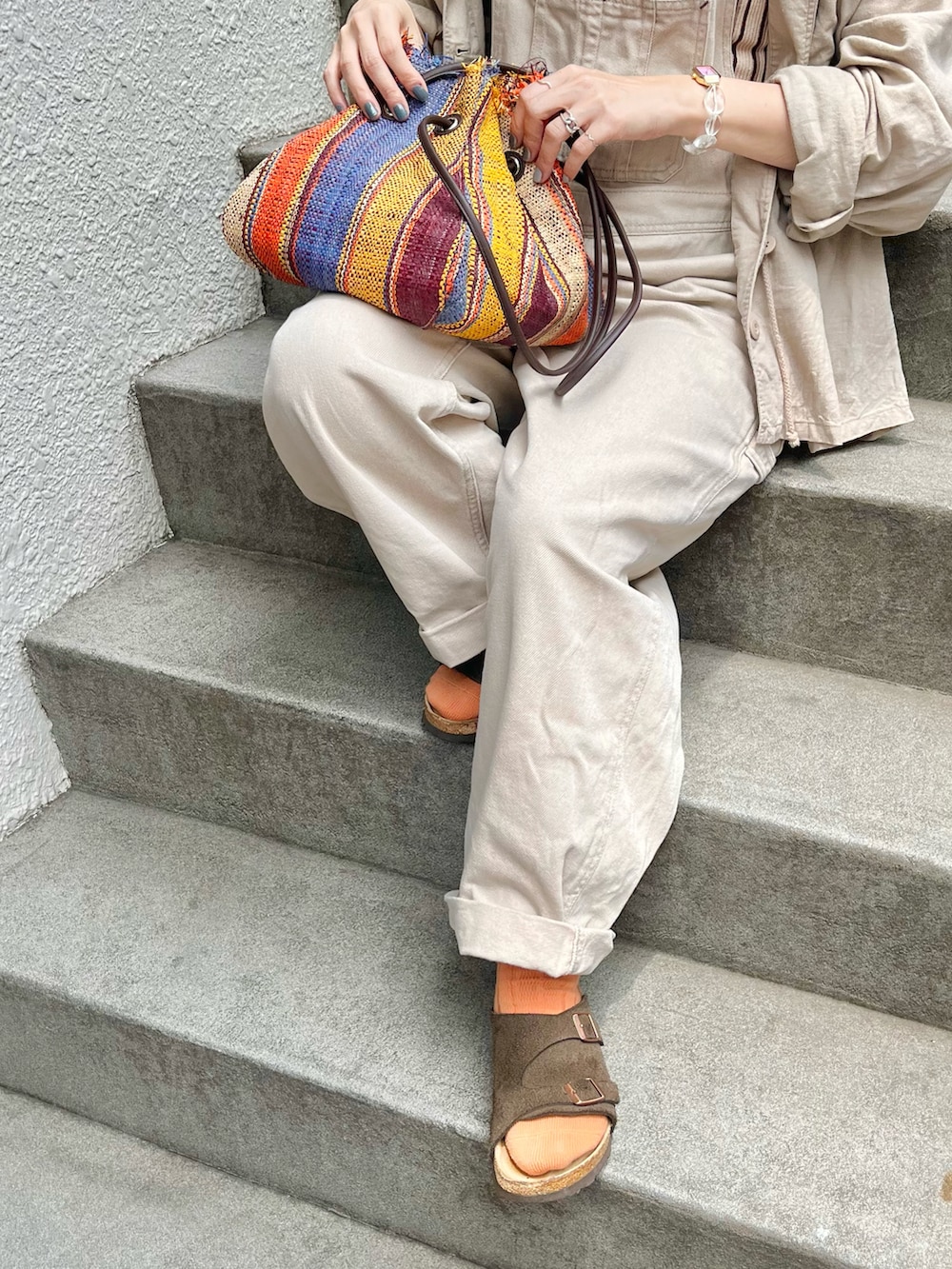 ブラウン系のシャツ/ブラウス、ブラウン系のタンクトップ、ベージュ系のサロペット/オーバーオールを着用したレディースの夏コーディネートの2枚目の写真