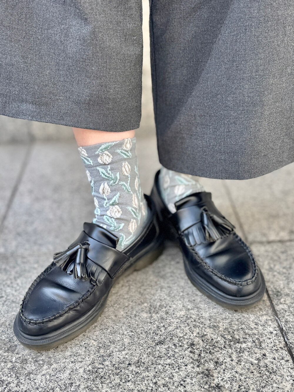 グレー系のテーラードジャケット、ホワイト系のTシャツ/カットソー、ホワイト系のタンクトップを着用したレディースの春コーディネートの3枚目の写真