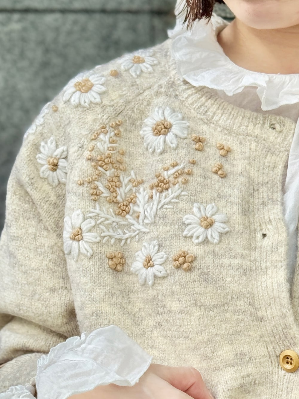 ベージュ系のニット/セーター、ホワイト系のスカート、ブラウン系のパンプスを着用したレディースの秋コーディネートの3枚目の写真