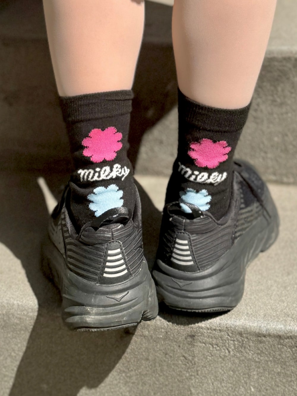 ブルー系のテーラードジャケット、ブルー系のエコバッグ/サブバッグ、ホワイト系のチュニックを着用したレディースの春コーディネートの3枚目の写真