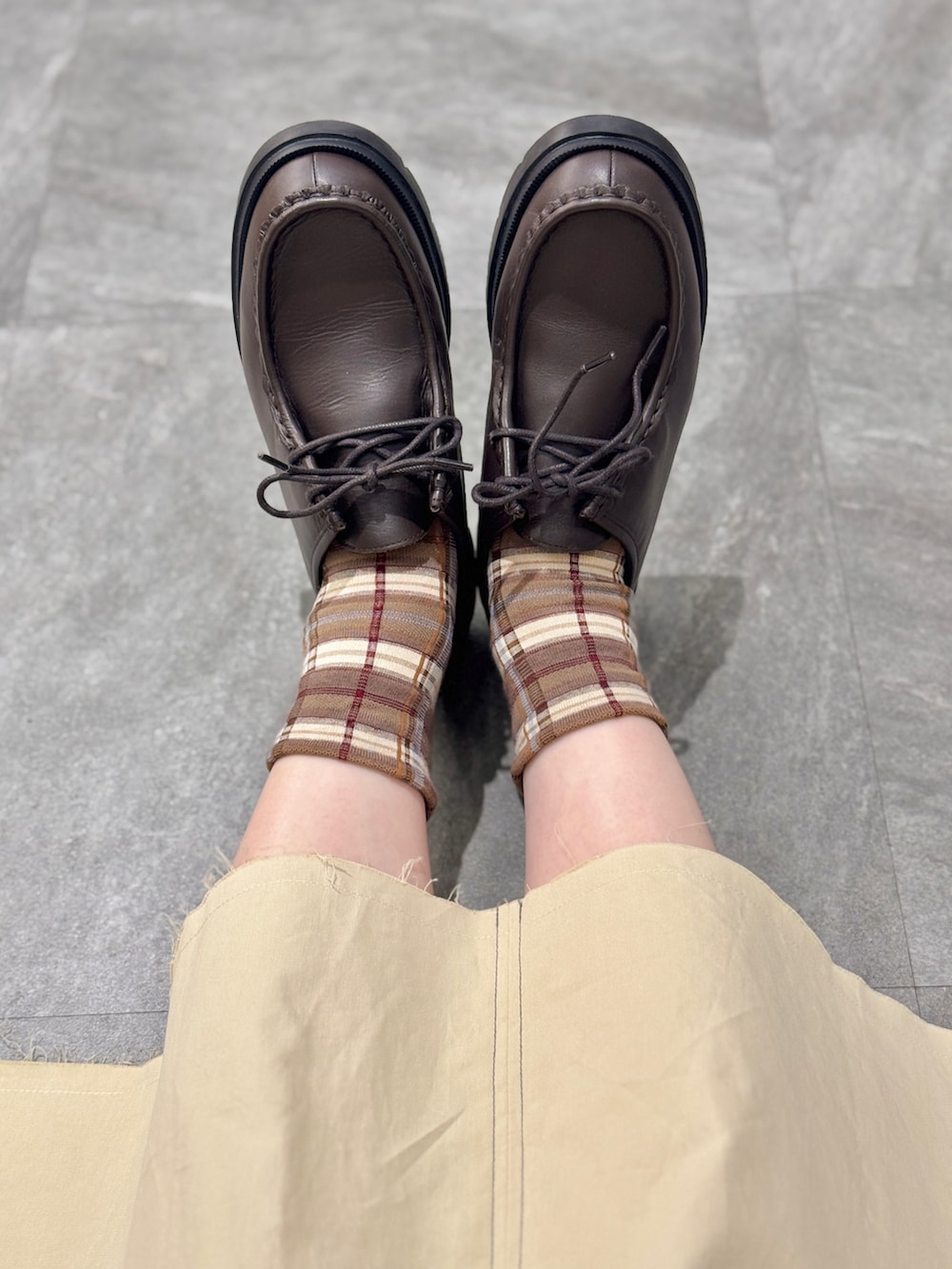 ベージュ系のワンピース、ブラウン系のモカシン/デッキシューズ、ベージュ系のTシャツ/カットソーを着用したレディースの春コーディネートの2枚目の写真