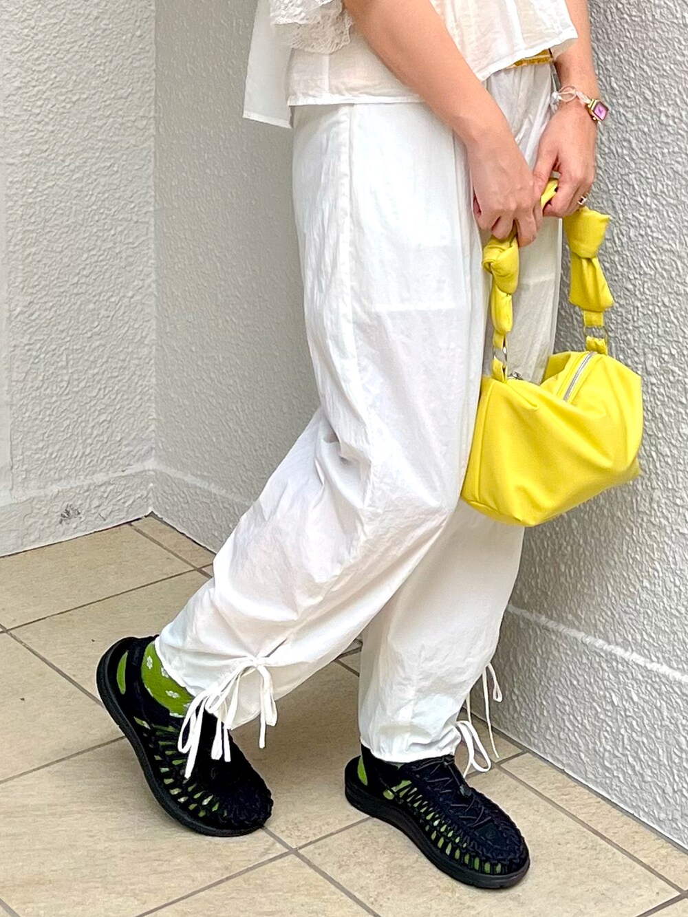 ホワイト系のシャツ/ブラウス、イエロー系のTシャツ/カットソー、ホワイト系のその他パンツを着用したレディースの夏コーディネートの3枚目の写真