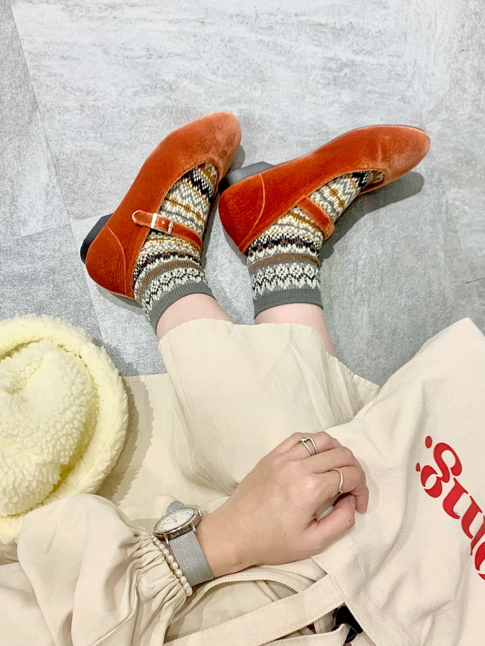 ホワイト系のベスト、ホワイト系のワンピース、ホワイト系のトートバッグを着用したレディースの秋コーディネートの2枚目の写真