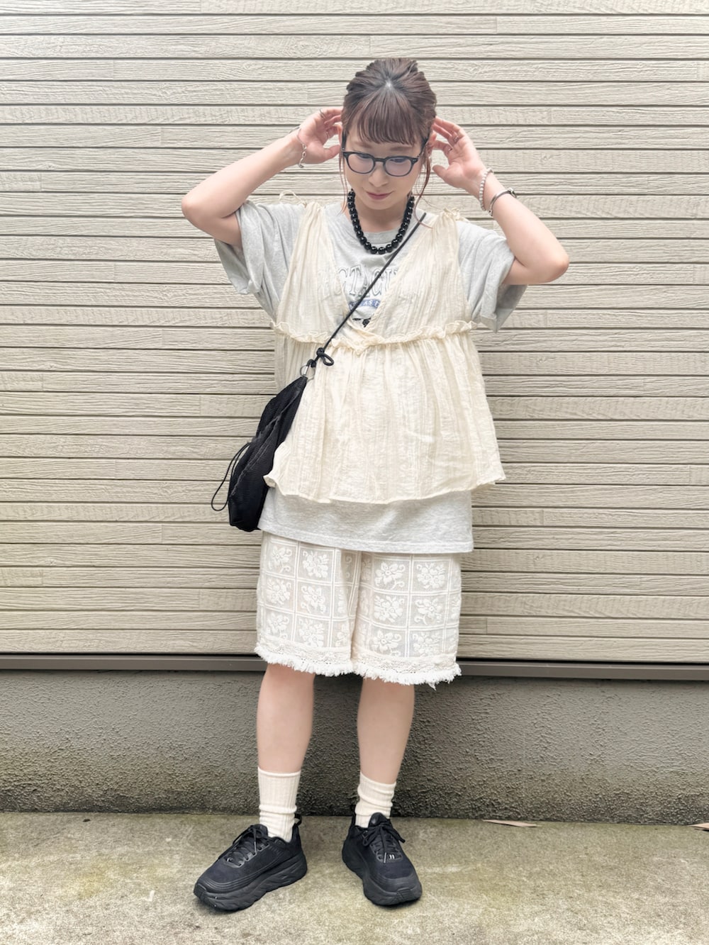 グレー系のTシャツ/カットソー、ベージュ系のシャツ/ブラウス、ベージュ系のその他パンツを着用したレディースの夏コーディネートの2枚目の写真