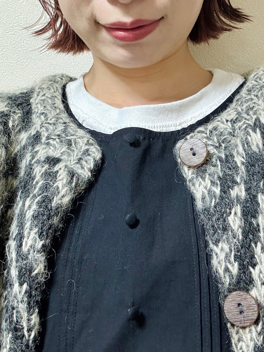 ホワイト系のその他パンツ、ブラック系のワンピース、ブラック系のその他シューズを着用したレディースの冬コーディネートの3枚目の写真