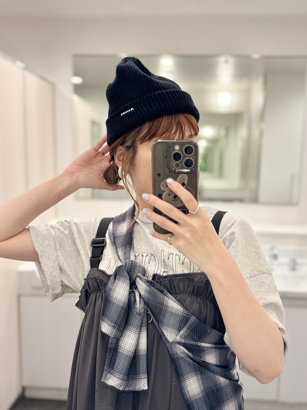 ブラック系のカーディガン/ボレロ、グレー系のTシャツ/カットソー、グレー系のジャンパースカートを着用したレディースの夏コーディネートの3枚目の写真