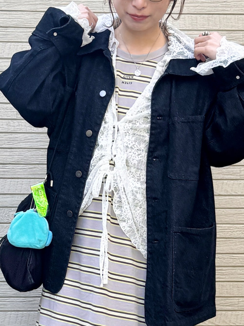 ブラック系のカバーオール、ホワイト系のTシャツ/カットソー、グレー系のワンピースを着用したレディースの春コーディネートの3枚目の写真