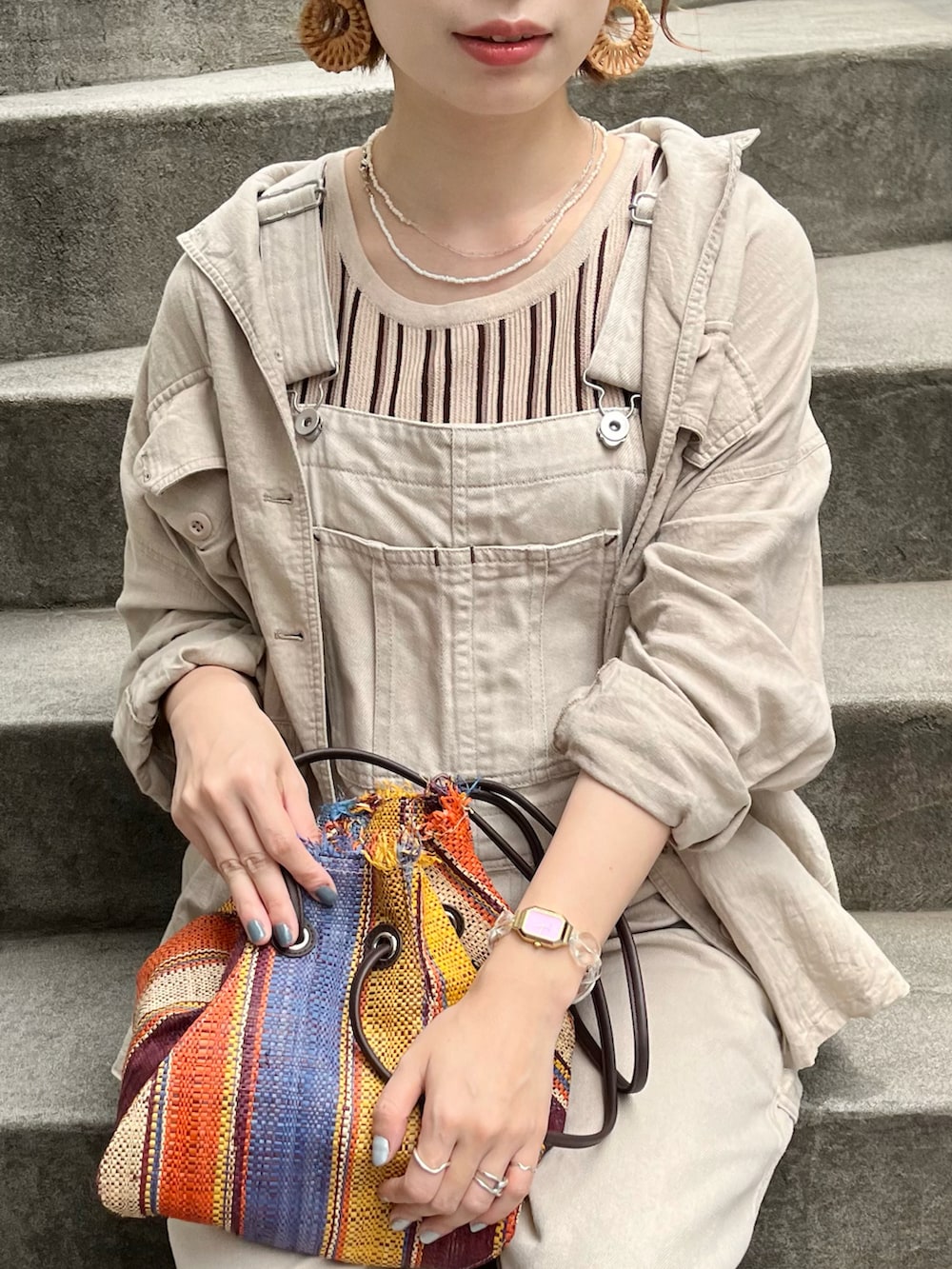 ブラウン系のシャツ/ブラウス、ブラウン系のタンクトップ、ベージュ系のサロペット/オーバーオールを着用したレディースの夏コーディネートの3枚目の写真