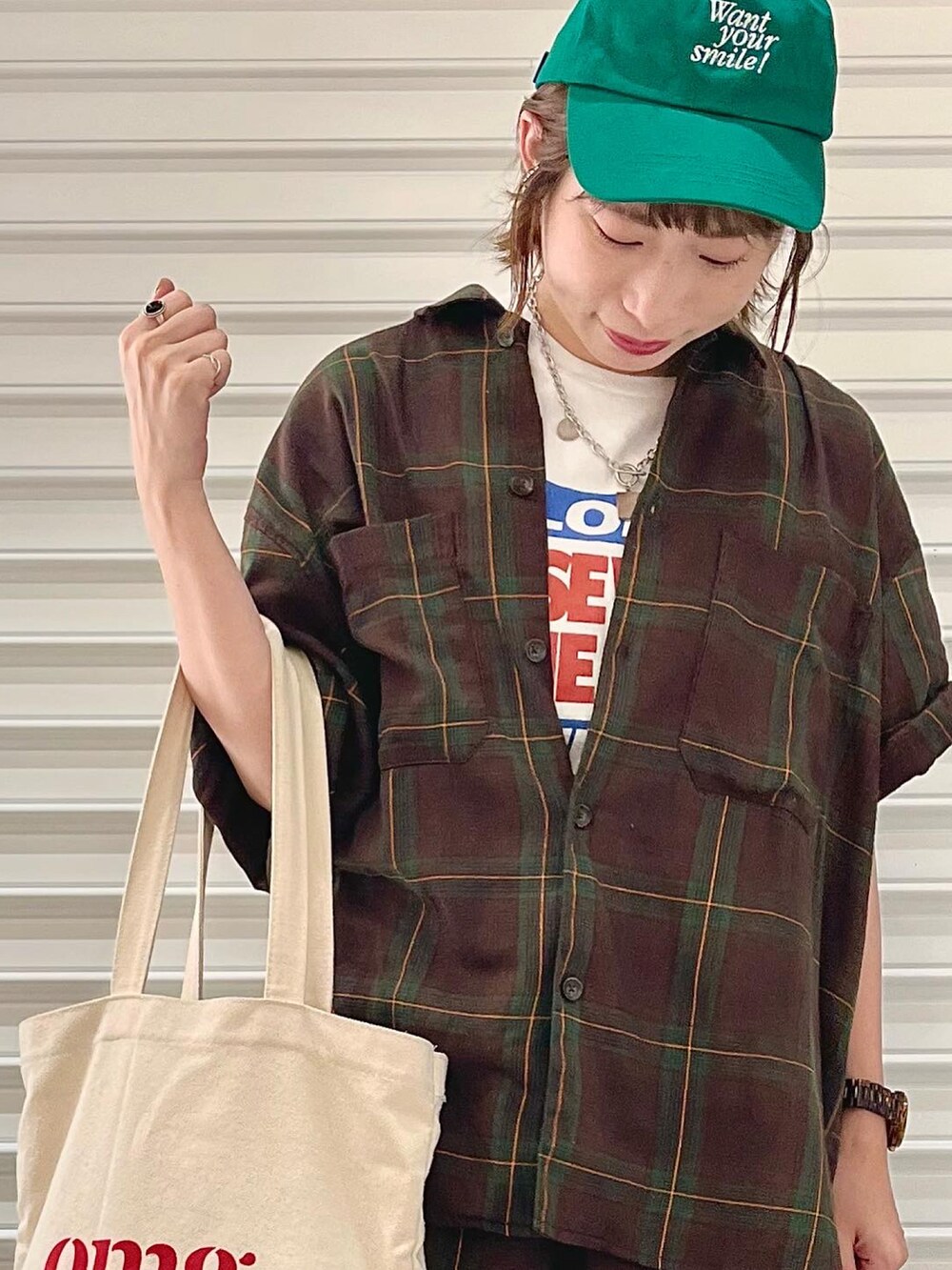 ブラウン系のシャツ/ブラウス、ブラウン系のその他パンツ、ブラック系のサンダルを着用したレディースの夏コーディネートの2枚目の写真