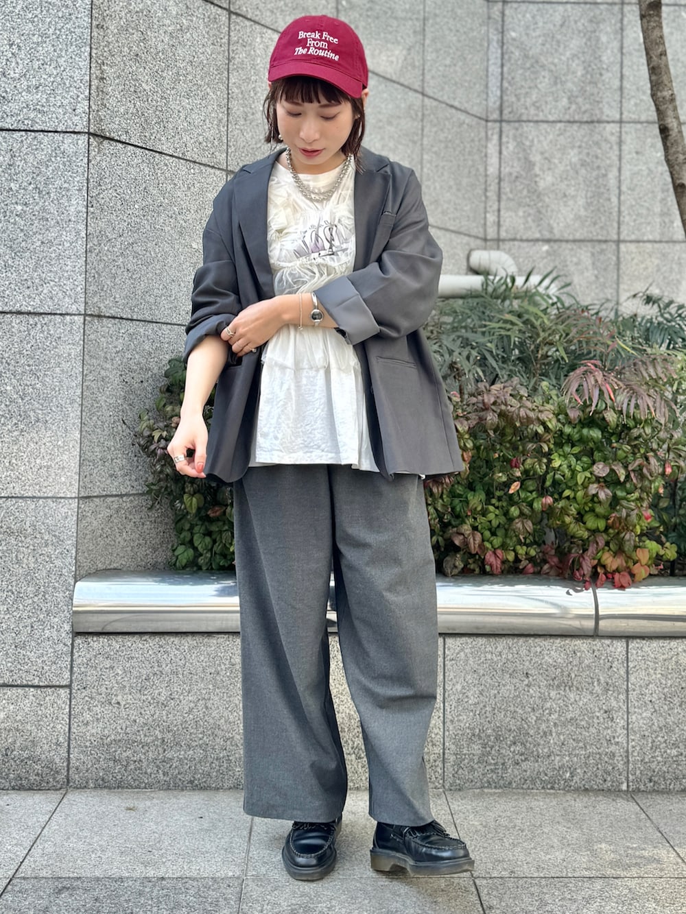 グレー系のテーラードジャケット、ホワイト系のTシャツ/カットソー、ホワイト系のタンクトップを着用したレディースの春コーディネートの2枚目の写真