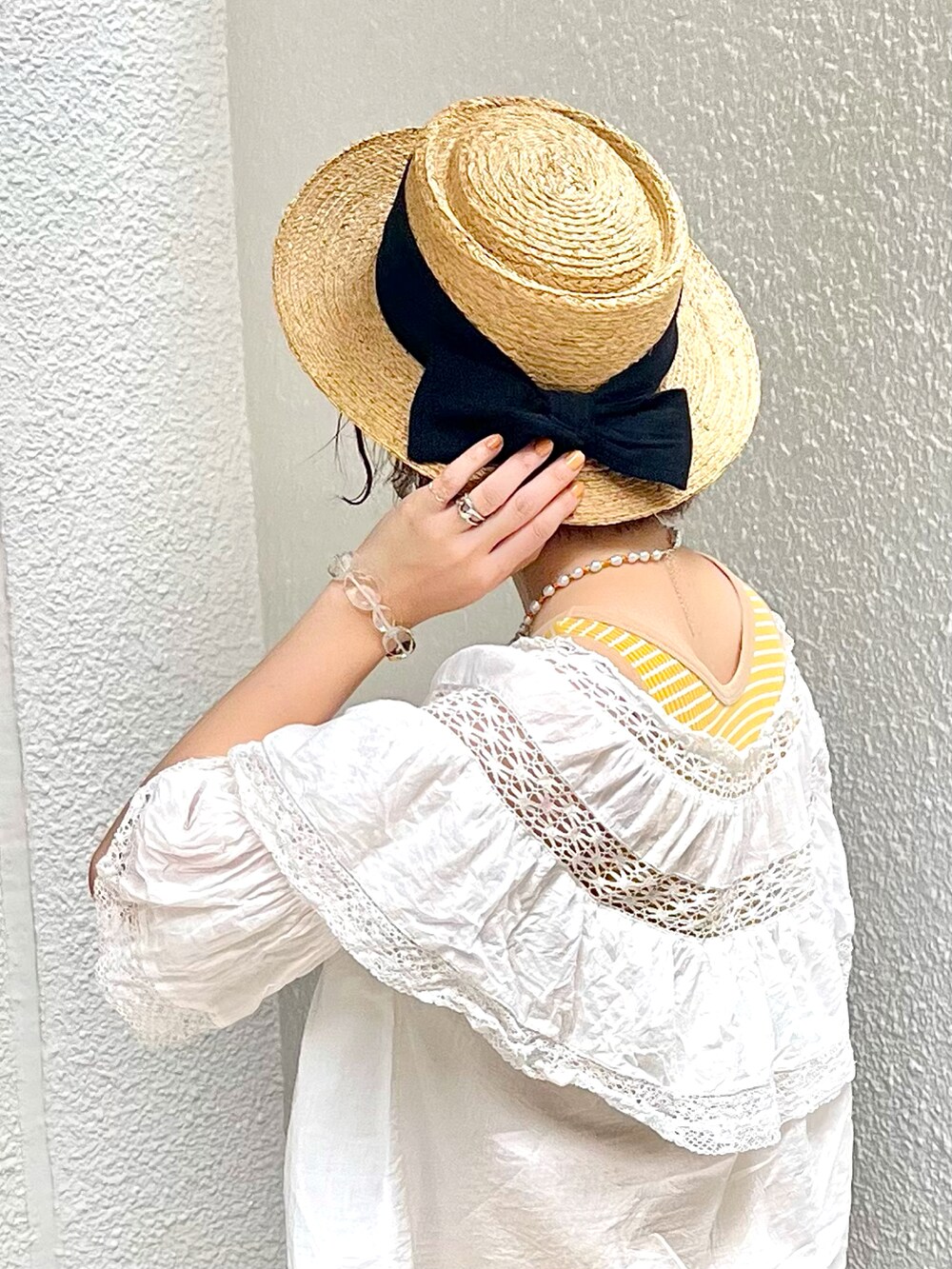 ホワイト系のシャツ/ブラウス、イエロー系のTシャツ/カットソー、ホワイト系のその他パンツを着用したレディースの夏コーディネートの2枚目の写真