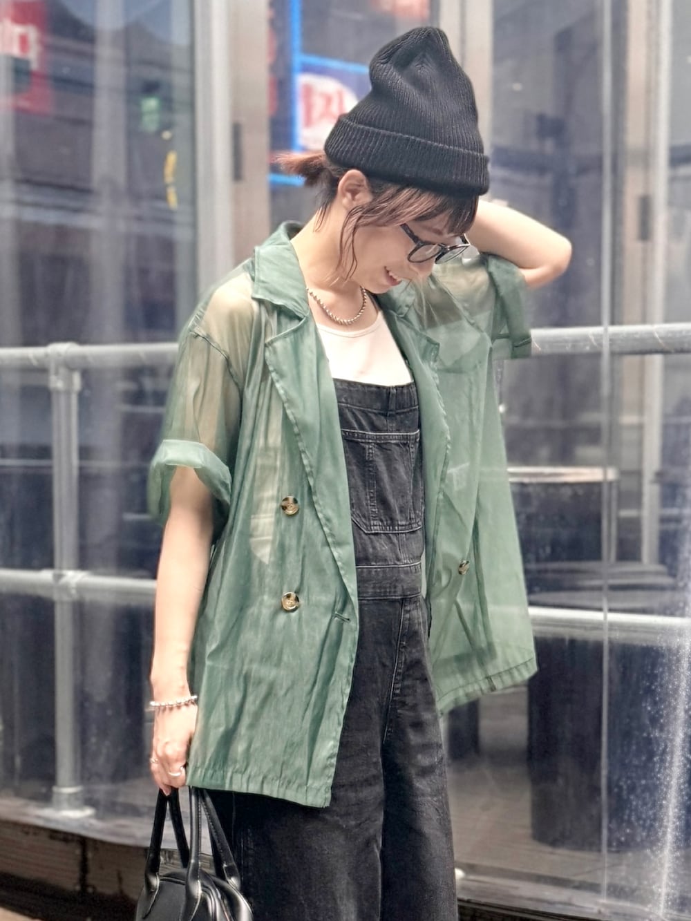 ブラック系のショルダーバッグ、ブラウン系のシューズ、ブラック系のサロペット/オーバーオールを着用したレディースの夏コーディネートの2枚目の写真