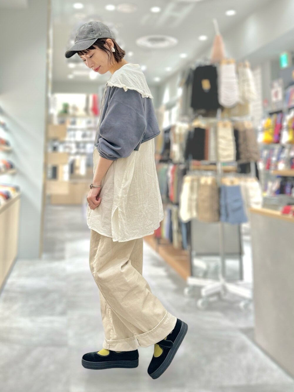 ベージュ系のシャツ/ブラウス、ブルー系のスウェット、ホワイト系のその他パンツを着用したレディースの秋コーディネートの2枚目の写真