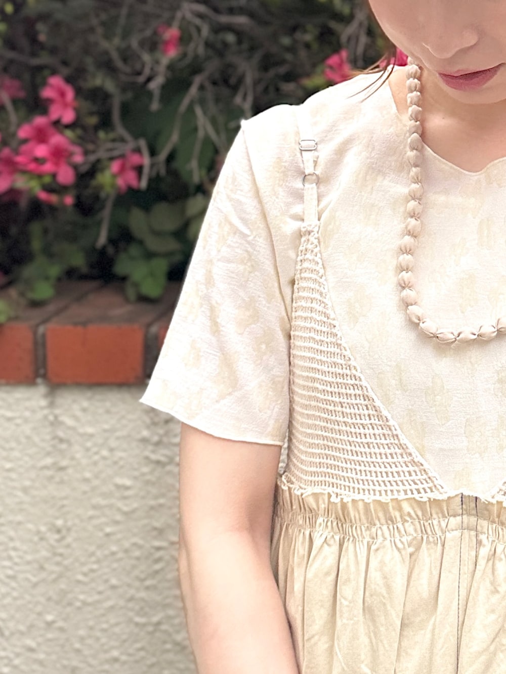 「やっぱり帽子が好き、キャップ、ジャンパースカート、ワンピース、かごバッグ、エアリフト、淡色コーデ、ワントーンコーデ、ワントーン」｜「SHEINのアイテム（キャップ、ベージュ系）」を使った、おめぐさん（骨格ウェーブ・レディース・158cm）の夏コーディネートの3枚目の写真