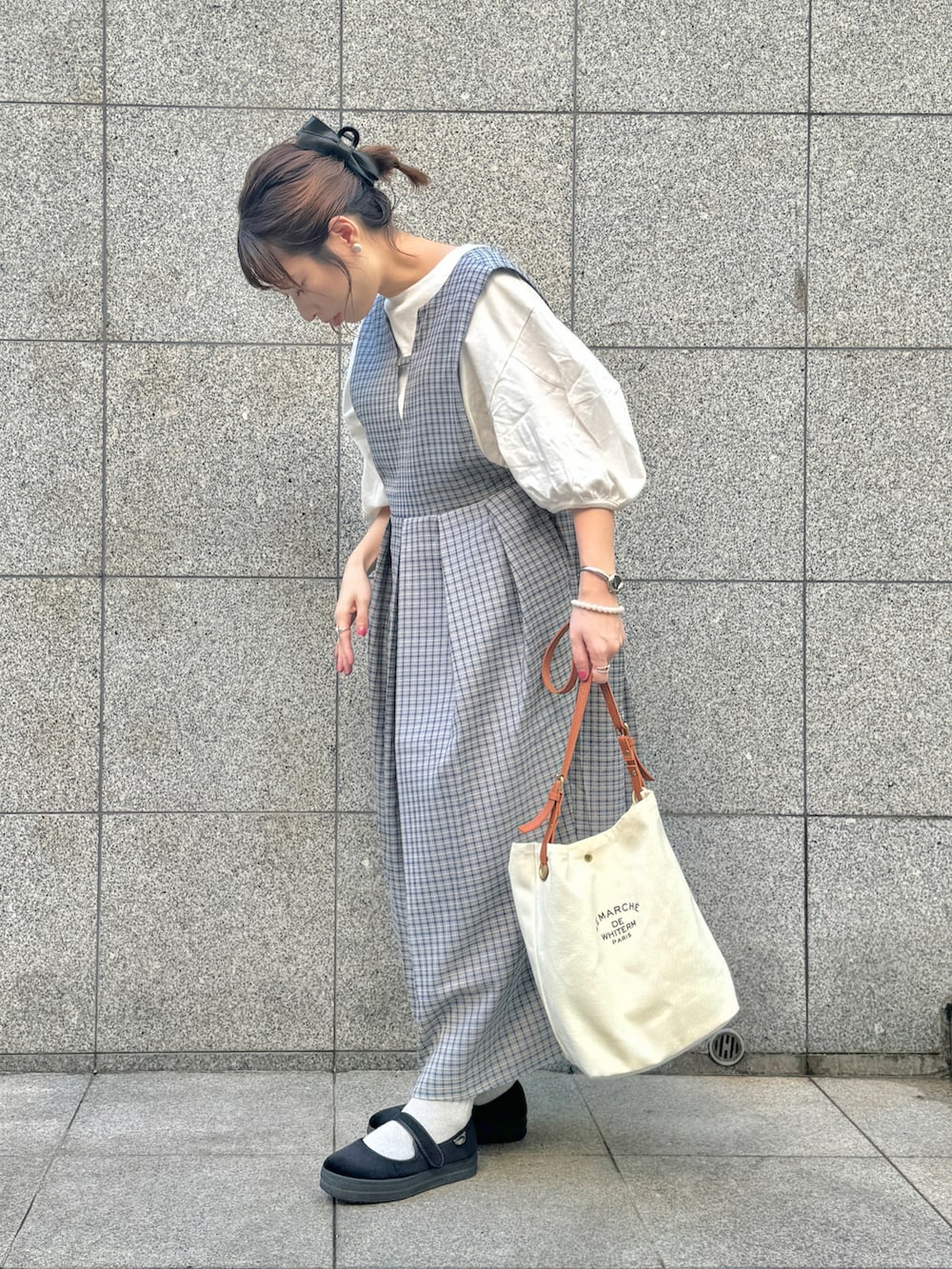 ブルー系のシャツ/ブラウス、ホワイト系のトートバッグ、ブルー系のジャンパースカートを着用したレディースの秋コーディネートの3枚目の写真