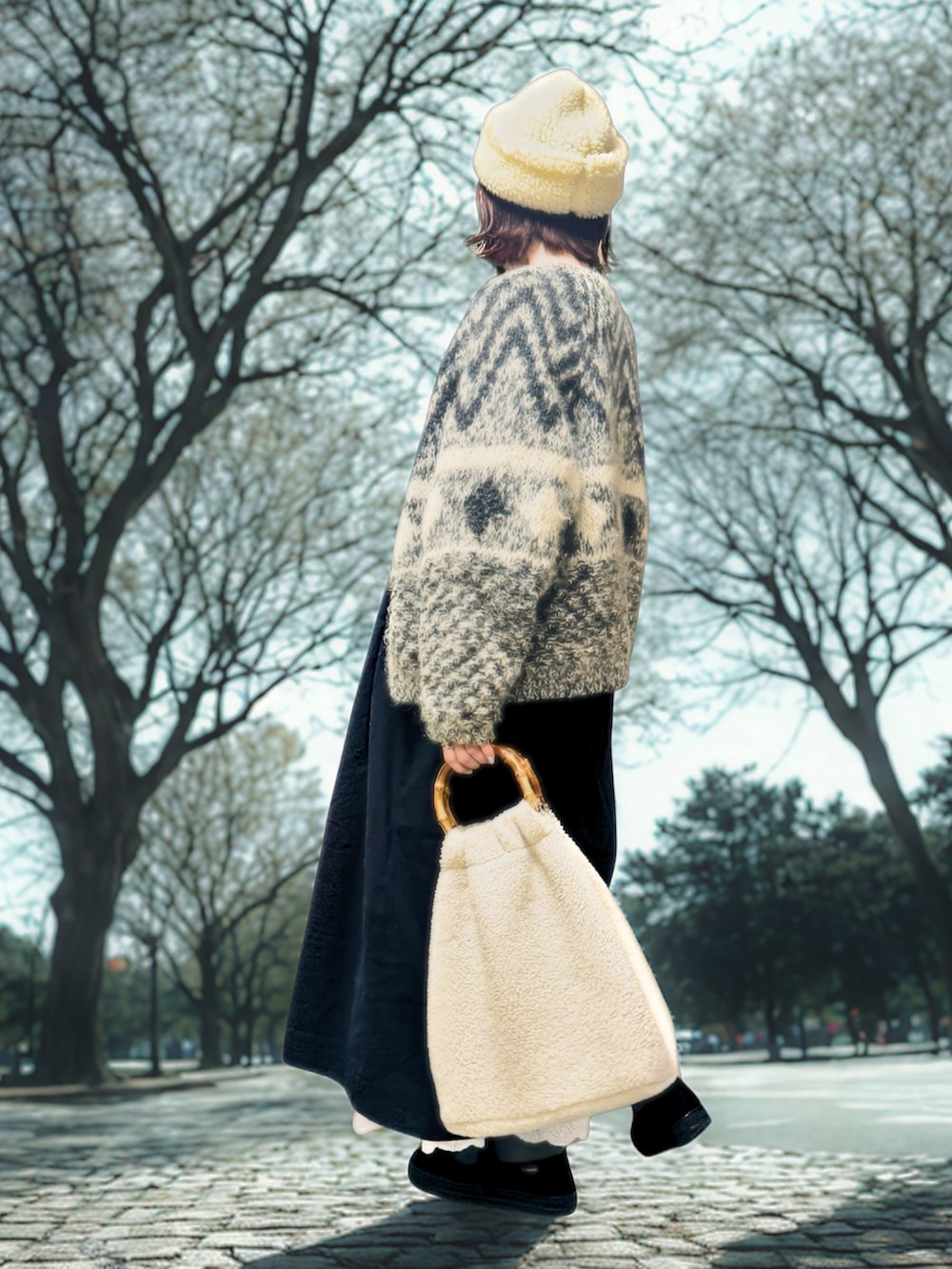 ホワイト系のその他パンツ、ブラック系のワンピース、ブラック系のその他シューズを着用したレディースの冬コーディネートの2枚目の写真