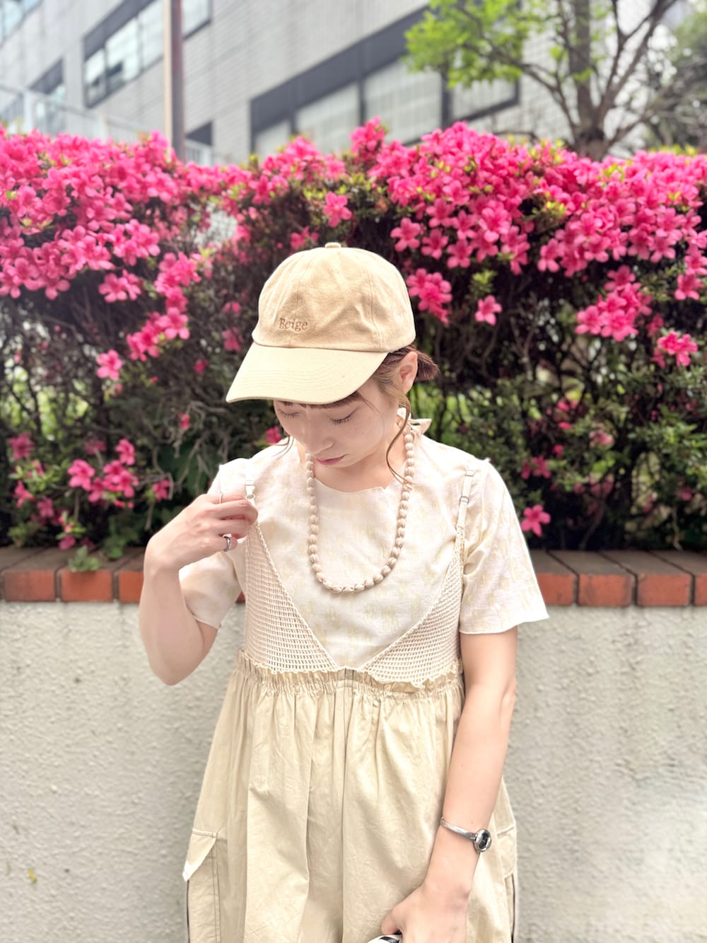 「やっぱり帽子が好き、キャップ、ジャンパースカート、ワンピース、かごバッグ、エアリフト、淡色コーデ、ワントーンコーデ、ワントーン」｜「SHEINのアイテム（キャップ、ベージュ系）」を使った、おめぐさん（骨格ウェーブ・レディース・158cm）の夏コーディネートの2枚目の写真