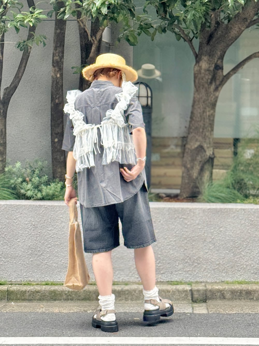 ホワイト系のタンクトップ、グレー系のシャツ/ブラウス、ブラック系のデニムパンツを着用したレディースの春コーディネートの3枚目の写真