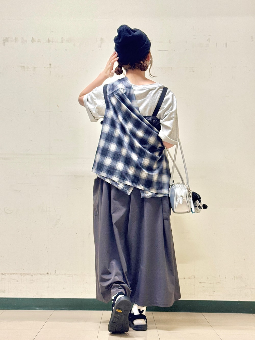 ブラック系のカーディガン/ボレロ、グレー系のTシャツ/カットソー、グレー系のジャンパースカートを着用したレディースの夏コーディネートの2枚目の写真