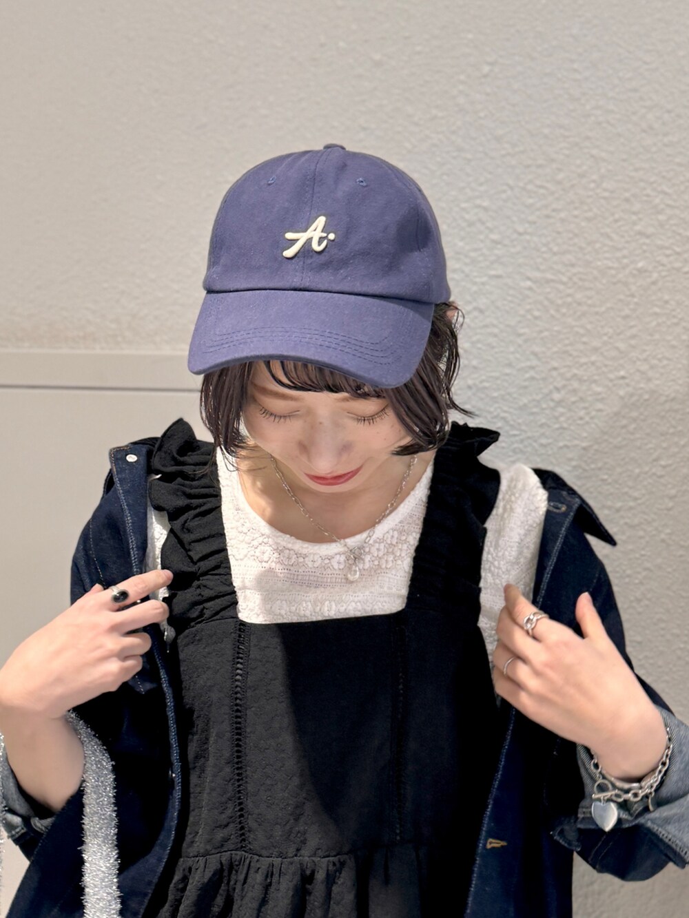 ホワイト系のTシャツ/カットソー、ブラック系のワンピース、シルバー系のトートバッグを着用したレディースの春コーディネートの2枚目の写真