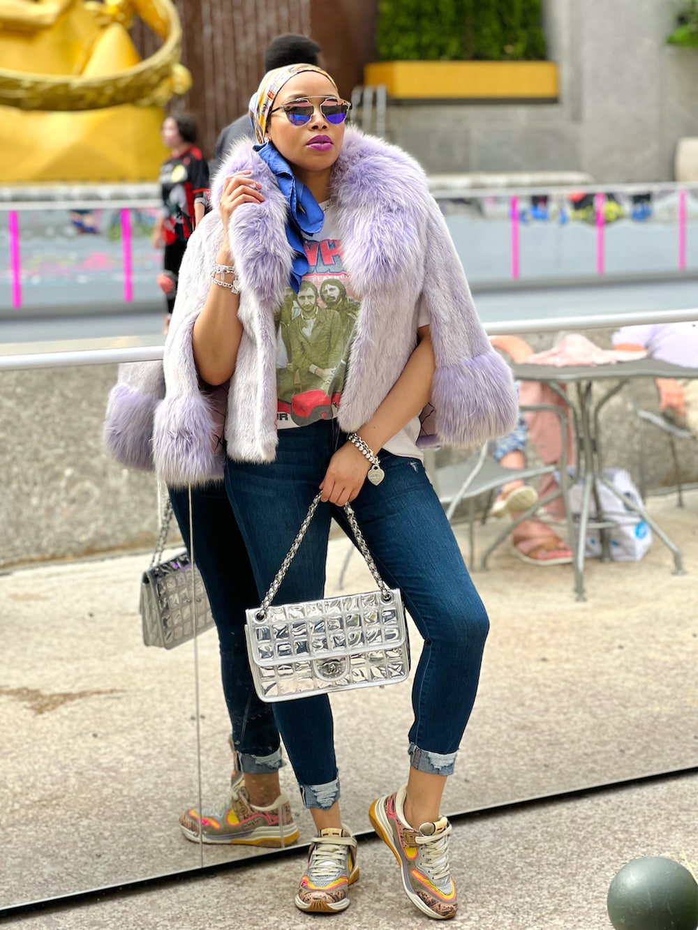 「pastel、sporty、Shades、graphictee、GUCCI、chanel、kicks、streetstyle、sneakers」｜「CHANELのアイテム（ショルダーバッグ、シルバー系）」を使った、Abby Love さん（レディース・165cm）の春コーディネートの3枚目の写真