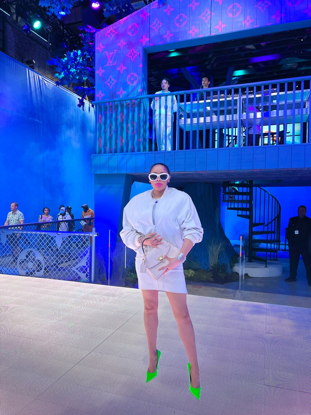 「summer、white、Shades、chic、casual、GUCCI、BALENCIAGA、skirt、LouisVuitton、bomberjacket」｜「LOUIS VUITTONのアイテム（ショルダーバッグ、ベージュ系）」を使った、Abby Love さん（レディース・165cm）の夏コーディネートの4枚目の写真